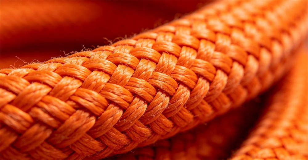 Cross-section close-up of braided core construction inside water rescue rope showing inner weave layers and outer cover structure for reliable water rescue operations and emergency response Cross-section close-up of braided core construction inside water rescue rope showing inner weave layers and outer cover structure for reliable water rescue operations and emergency response