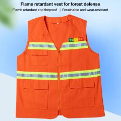 Жилет та шапка пожежника під час ліквідації наслідків стихійних лих