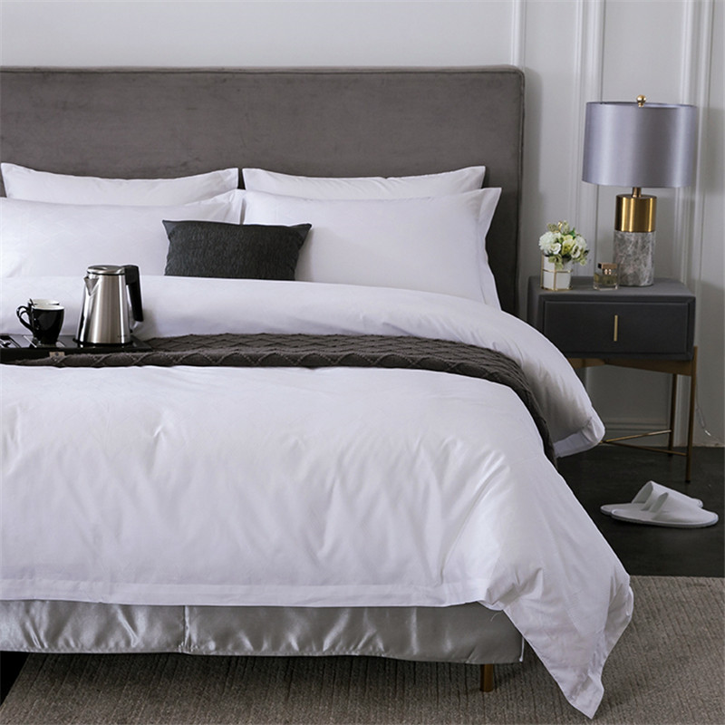 На готельних простирадлах кров, як мені їх негайно випрати?